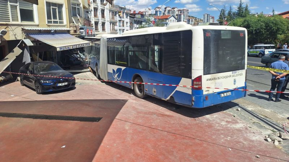 Ankara'da belediye otobüsü iş yerine çarptı: 7 yaralı