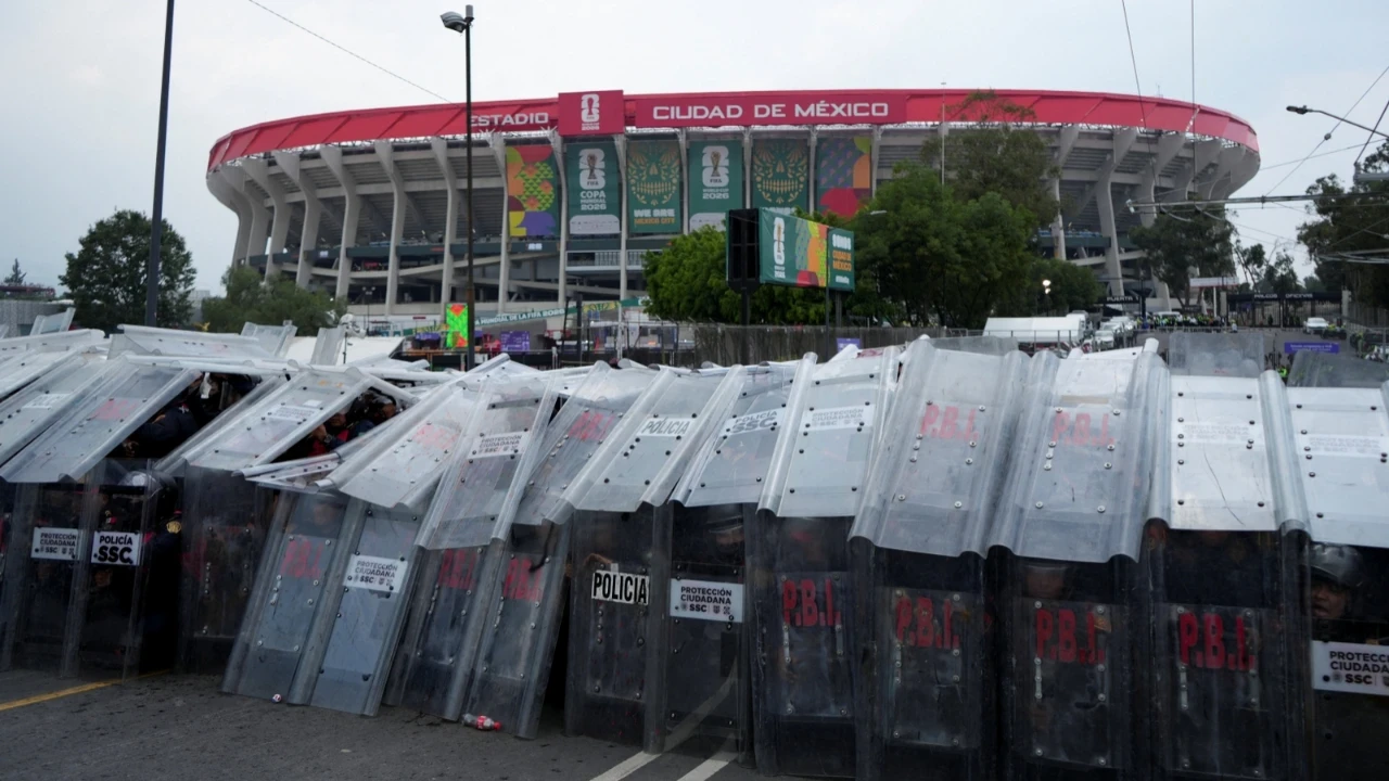 İçeride parti, dışarda kaos: Dünya Kupası açılış maçında stada girmeye çalıştılar!