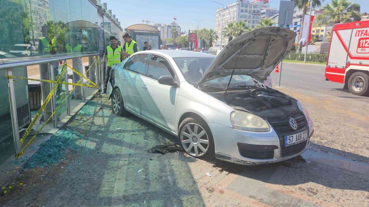 Samsun’da otomobil tramvay istasyonuna çarptı: 3 yaralı