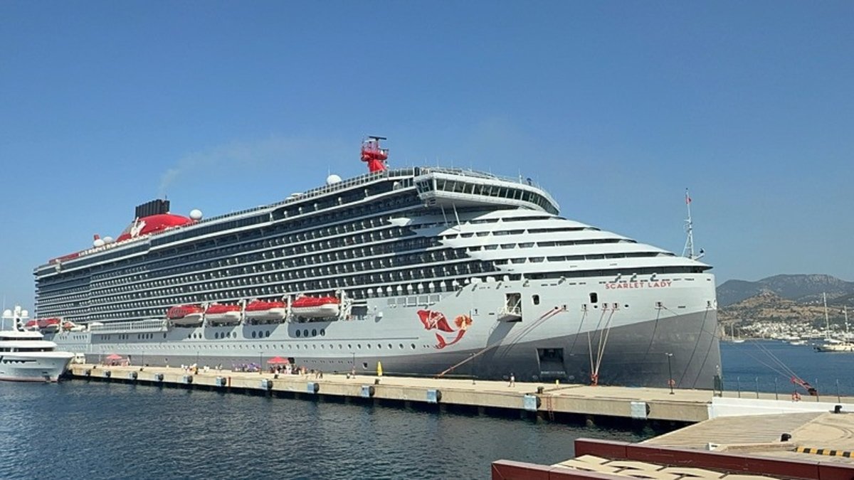 "Scarlet Lady" Bodrum'da: 2 bin 521 yolcu getirdi