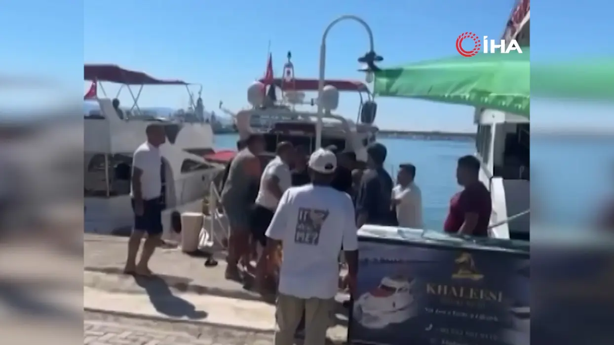 Yaşananlar cep telefonu kamerasında! Tur teknesi çalışanları birbirine girdi
