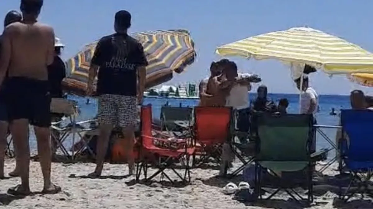 İzmir'in dünyaca ünlü plajında skandal görüntü: Havlusunu serip şemsiyesini açmak isteyeni darbettiler