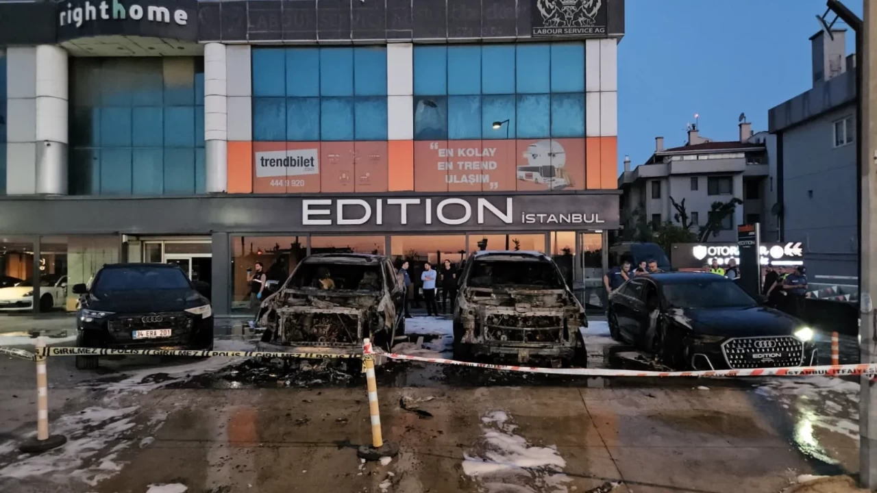 Bakırköy'de oto galeri yangını kamerada: 4 araçtan geriye demir yığını kaldı