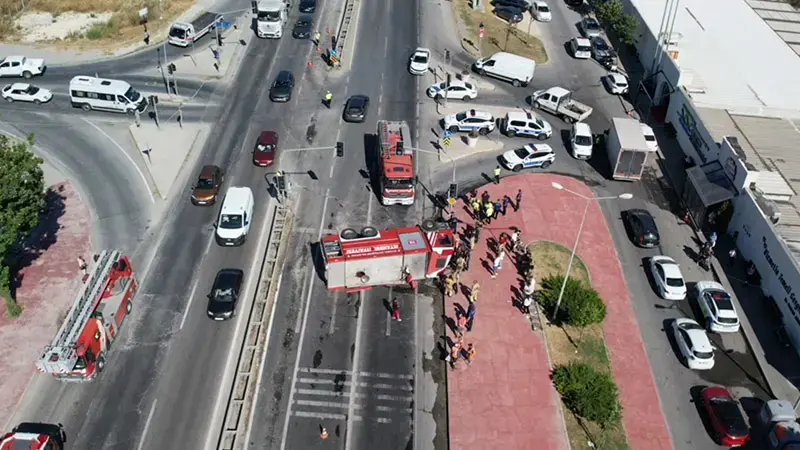 Büyükçekmece'de itfaiye aracı devrildi; 3 itfaiye eri yaralandı