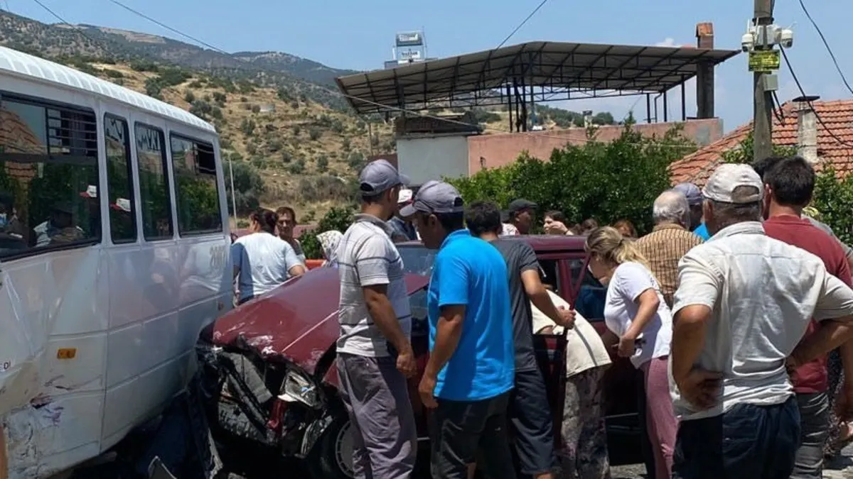 Aydın'da işçi servisi otomobille çarpıştı: 3 yaralı