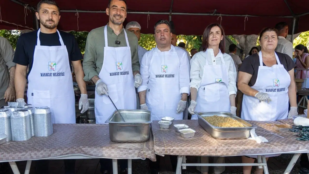 Manavgat Belediyesi’nden yurttaşlara aşure ikramı