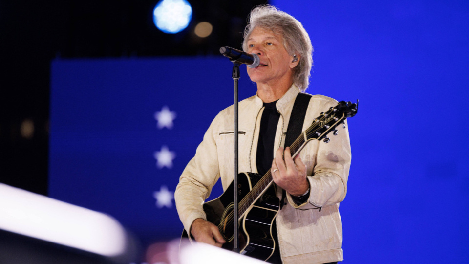 Yıllar sonra sahneye çıkan Jon Bon Jovi konseri aniden kesti