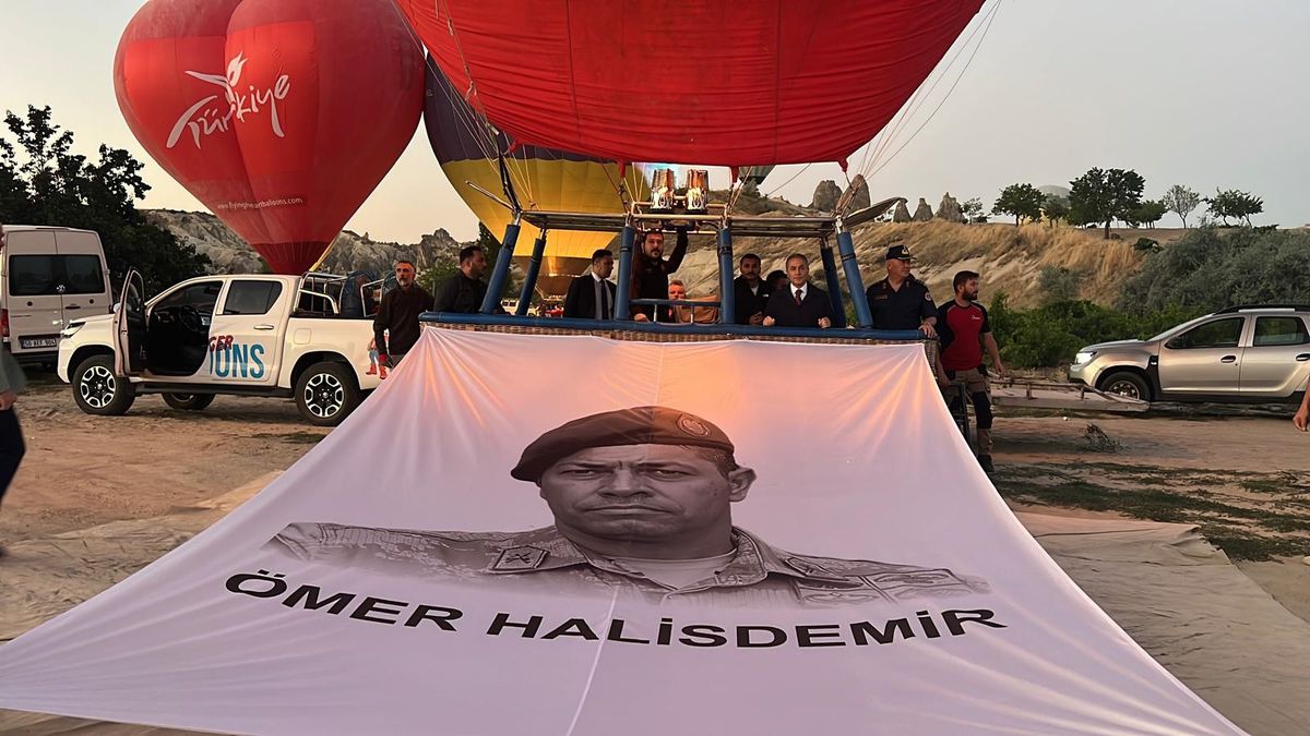 Nevşehir'de 15 Temmuz Anısına Türk Bayraklı Balonlar Havalandı