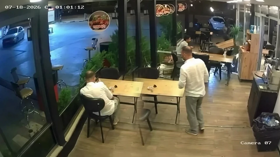 Motosiklet lokantada oturan müşteriye çarptı