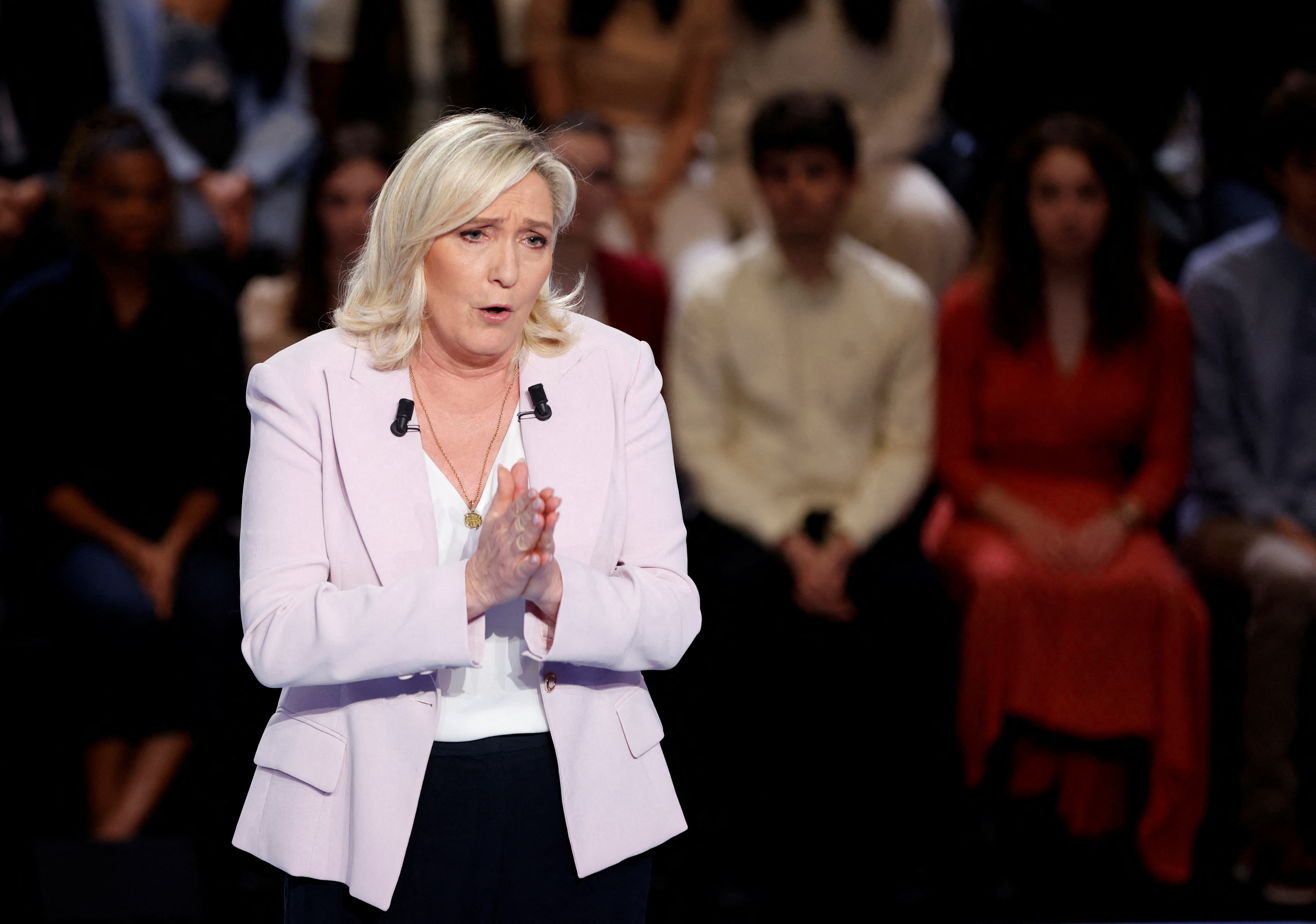 Le Pen'in siyasi yasağı kısaldı, elektronik kelepçe kararı çıktı