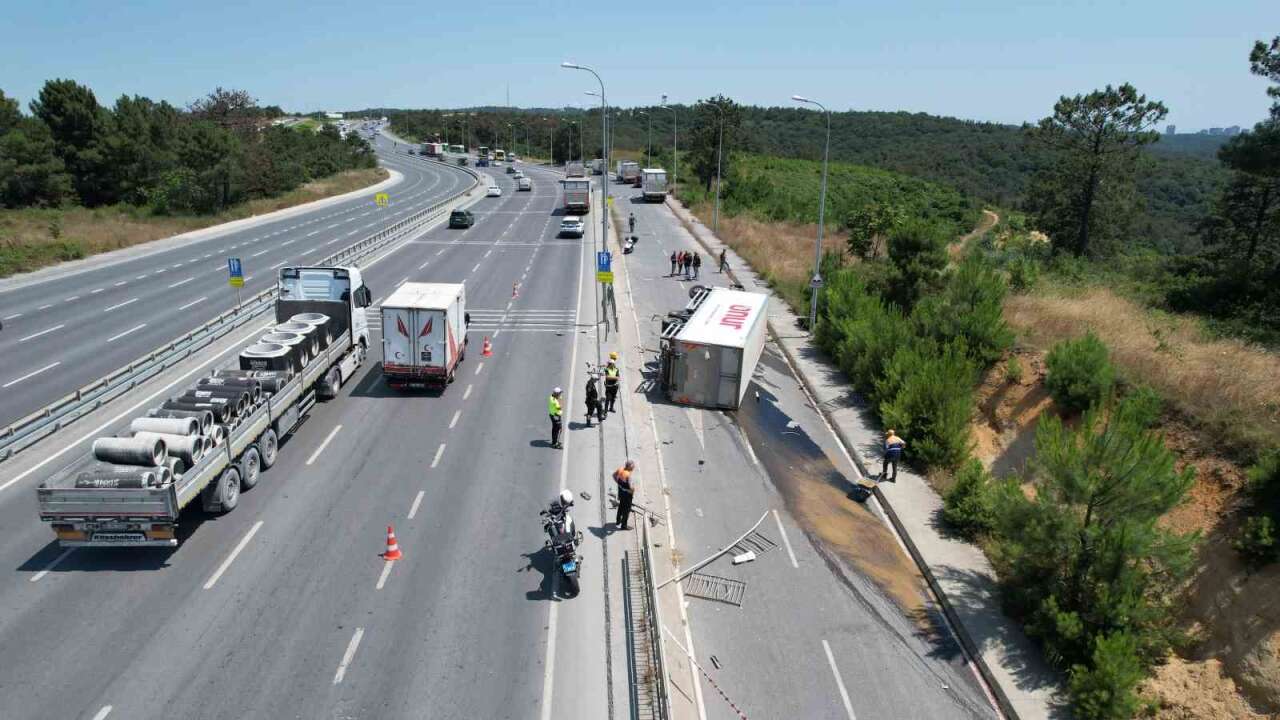 Kontrolden çıkan market kamyonu yan yola devrildi