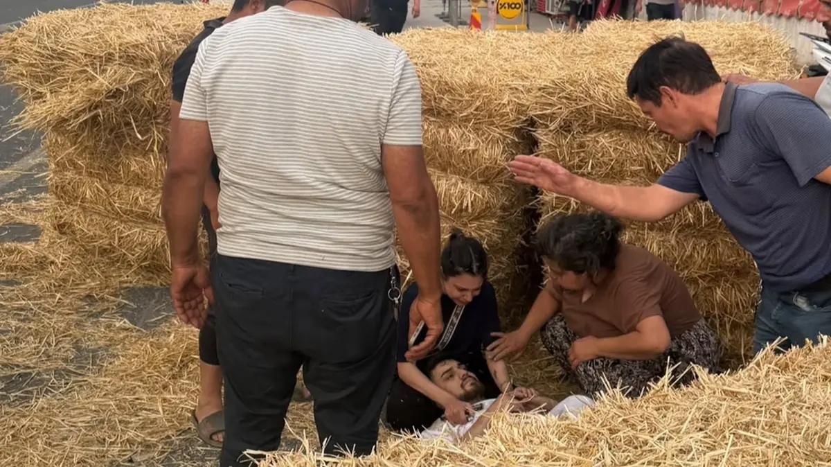 Aydın'da ilginç kaza: Saman balyalarının altında kalan kişi yaralandı
