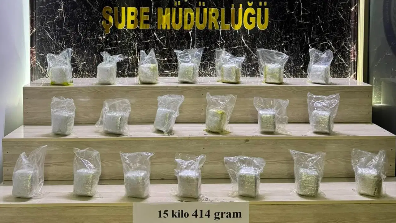 Aracın yakıt deposundan 15 kilo esrar çıktı: 3 tutuklama