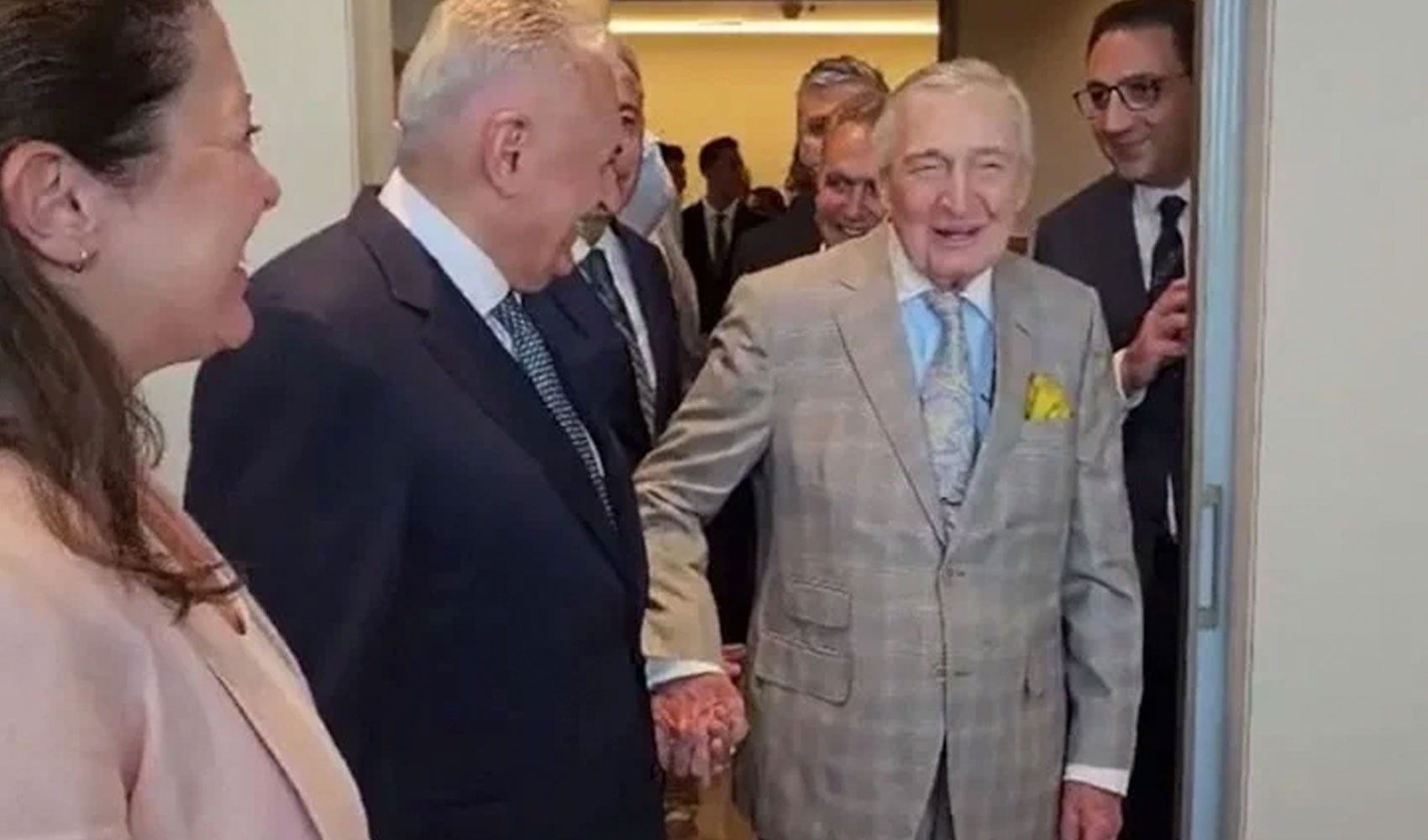 AKP'den Rahmi Koç'un 'Kürt kadın hasta' fıkrasına tepki: 'Nefret söylemleri, mizah kılıfı ile asla mazur gösterilemez'
