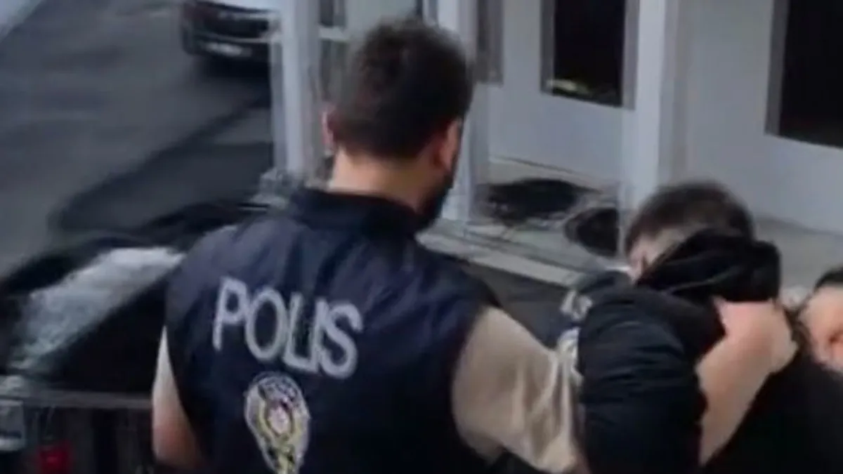 Üsküdar'da narkotik baskını: Torbacılar pes dedirtti! Uyuşturucu satışlarını ajandaya not almışlar…