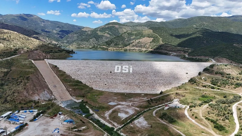 İzmir'de tam doluluğa ulaşan Rahmanlar Barajı'nda su tahliyesi yapılıyor