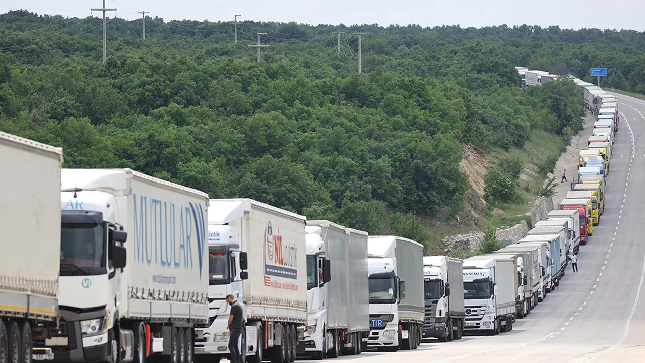 Sınırda kilometrelerce kuyruk: Tırlar 23 kilometre boyunca bekliyor