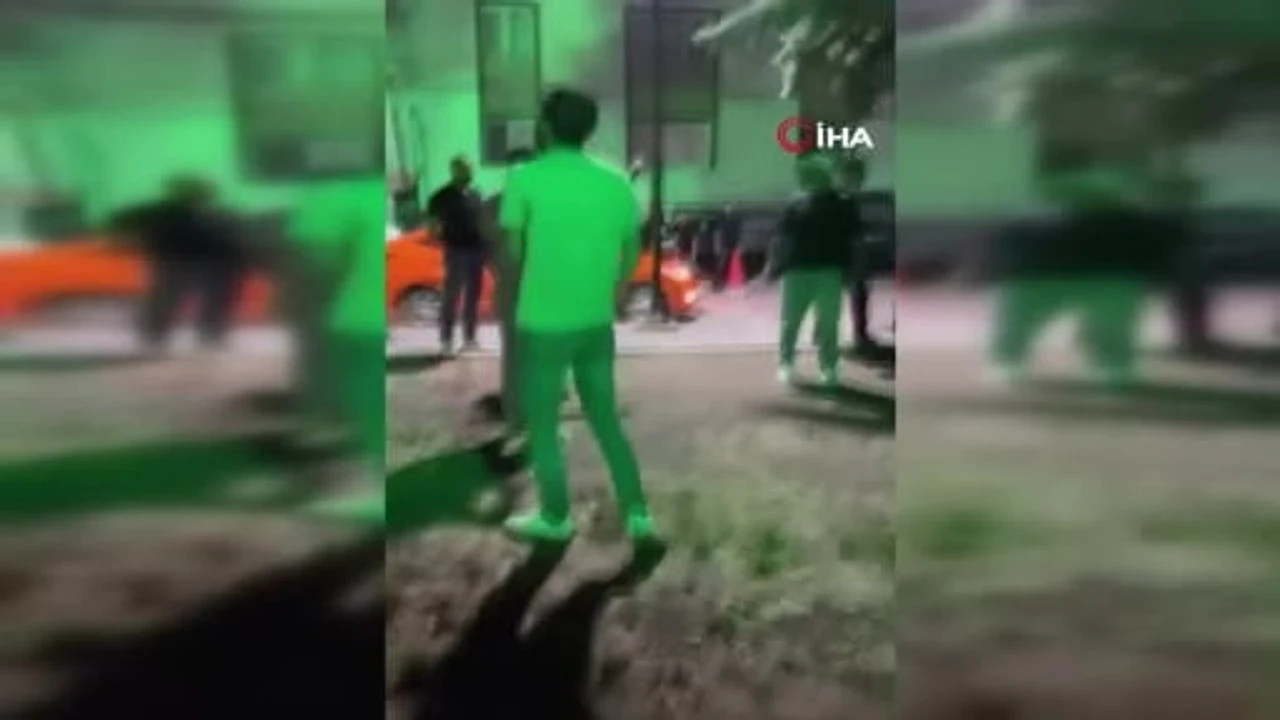 Çocukların kavgasına aileler dahil oldu: O anlar kaydedildi