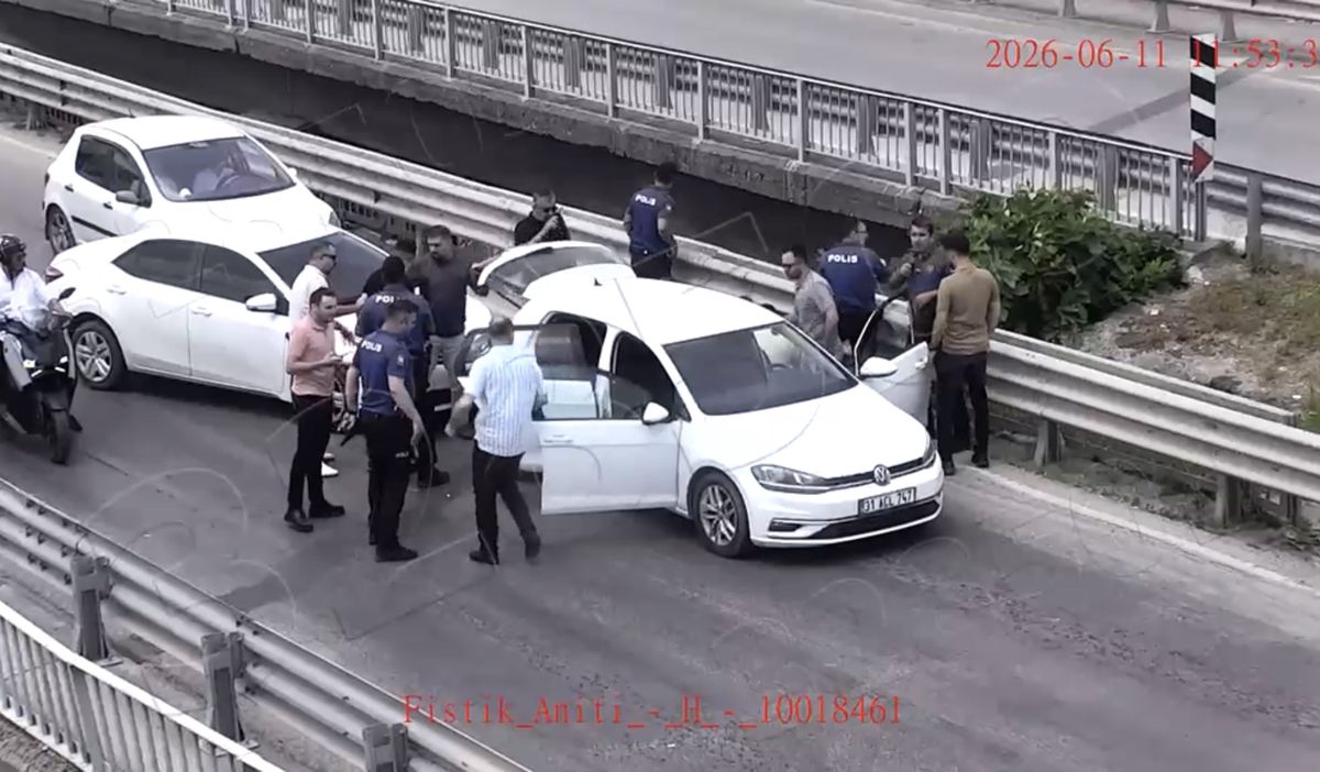 Cezaevi önünde 2 kişiyi yaralayıp, otomobil gasbeden şüphelilerin yakalanma anı kamerada