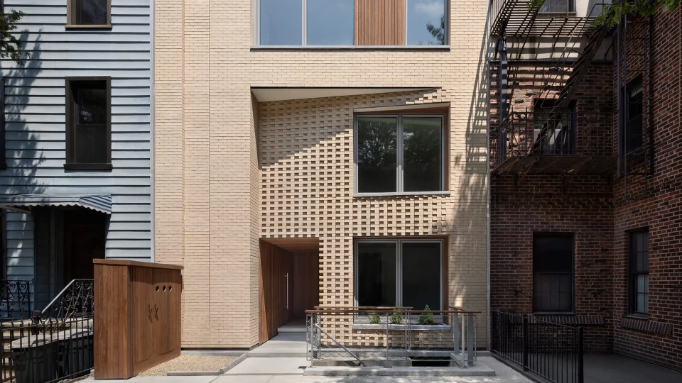 Brooklyn'de Leonard Street Rowhouse çağdaş sıra evi sunuyor