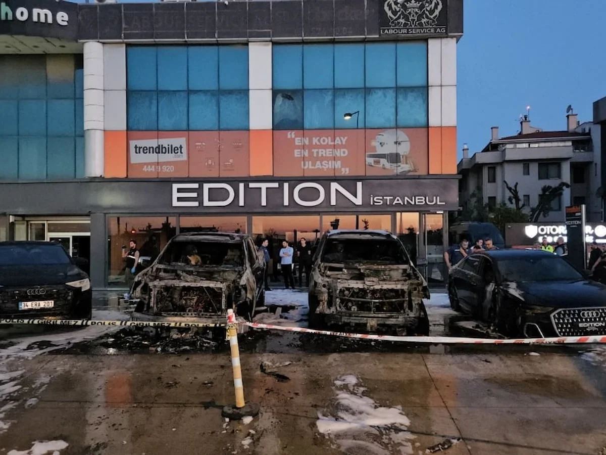 İstanbul'da 50 milyon TL değerinde 4 otomobil yandı