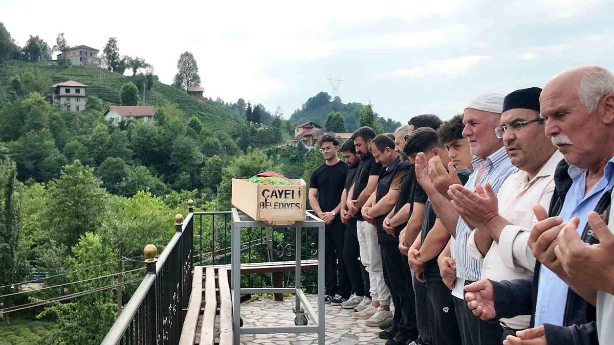 Rize'deki Zincirleme Kazada Hayatını Kaybeden Gamze Saklı Toprağa Verildi