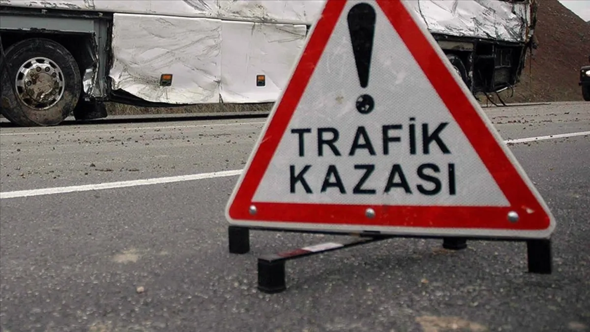 İzmir'de korkutan kaza: İhbara giden itfaiye aracı devrildi! 2 yaralı