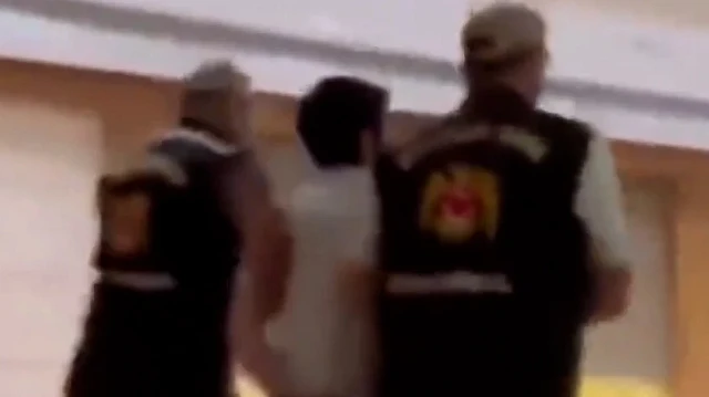 Kur'an-ı Kerim'le alay eden Deniz Göktaş ters kelepçeyle emniyete getirildi