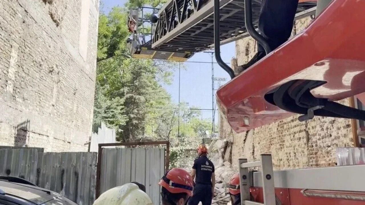 Kadıköy'de göçük altında kalan 2 işçi kurtarıldı