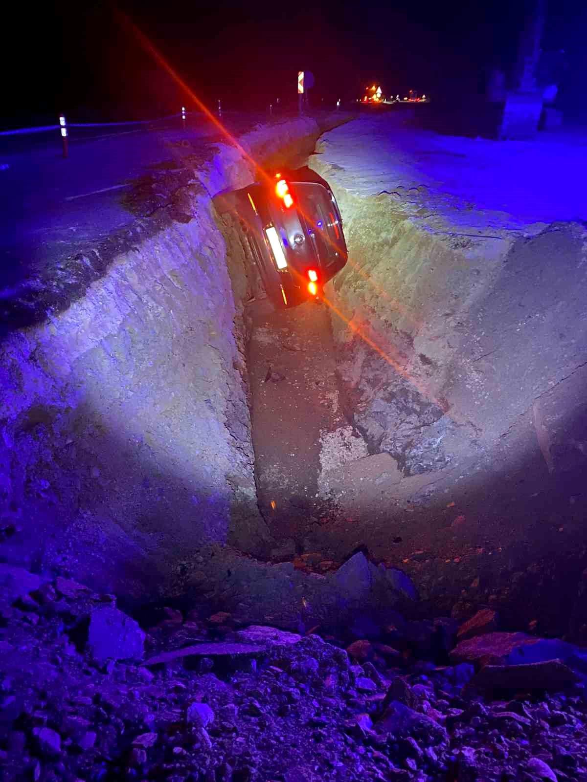 Isparta'da çukura devrilen otomobilin sürücüsü yaralandı