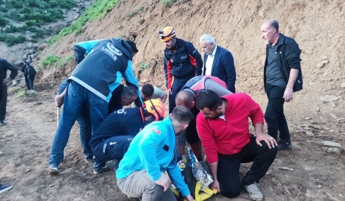 Yüksekova'da kayalıklardan düşerek yaralanan kişiyi ekipler kurtardı