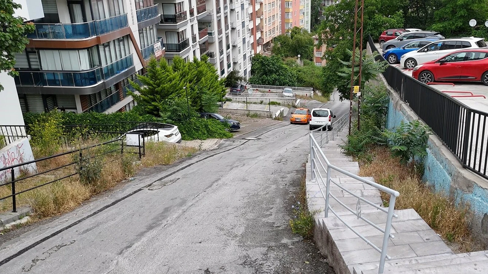 Ankara'da araçların çıkamadığı yokuş gündem oldu