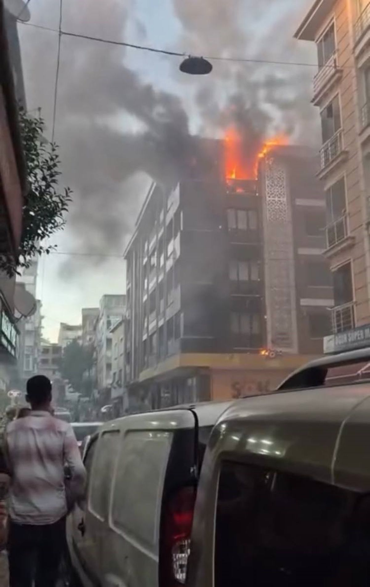 Esenler'de 4 katlı binada çıkan yangın söndürüldü