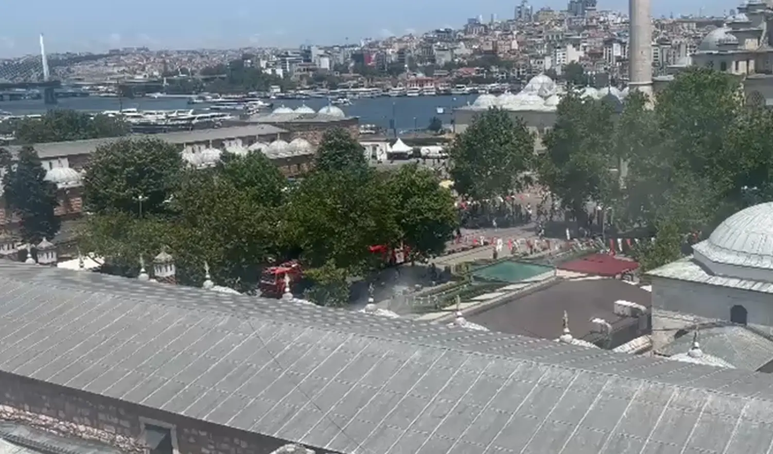 Tarihi Mısır Çarşısı'nda yangın! Ekipler müdahale ediyor