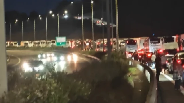 Kuzey Marmara Otoyolu'nda kamyon dev yönlendirme tabelasını devirdi kilometrelerce kuyruk oluştu