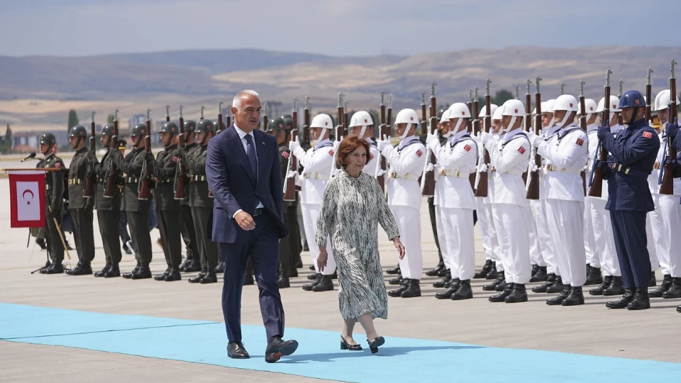 Bakan Ersoy'dan NATO Zirvesi'nde yoğun diplomasi trafiği