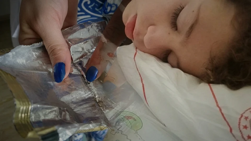 Kekin içinden çıktı, çikolata sanıp yiyince hastanelik oldu | Antalya Yerel Haberler