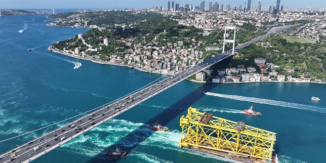 350 metrelik sondaj platformu İstanbul Boğazı'ndan geçti