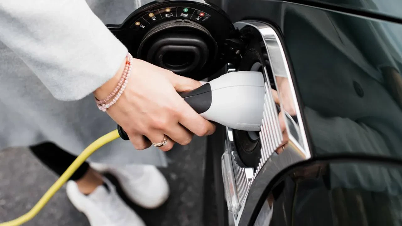 Akaryakıt fiyatları elektrikli araç piyasasına zemin hazırladı! Üç dev marka piyasayı sallıyor