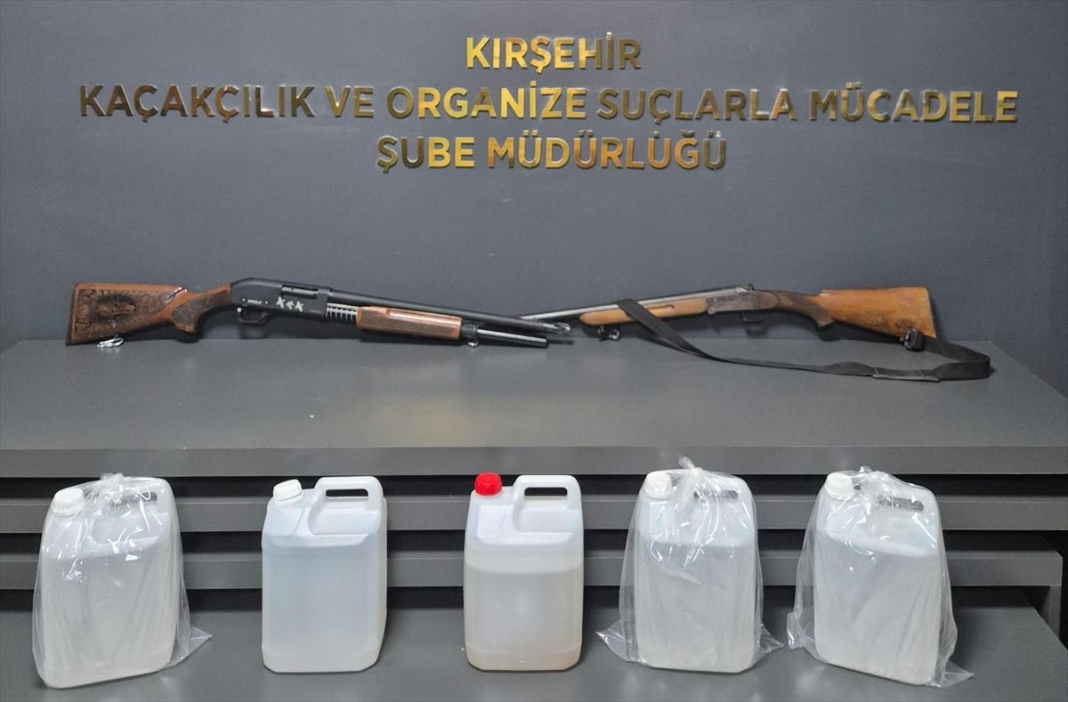Kırşehir'de 2 ruhsatsız av tüfeği, etil alkol ve sahte içki ele geçirildi