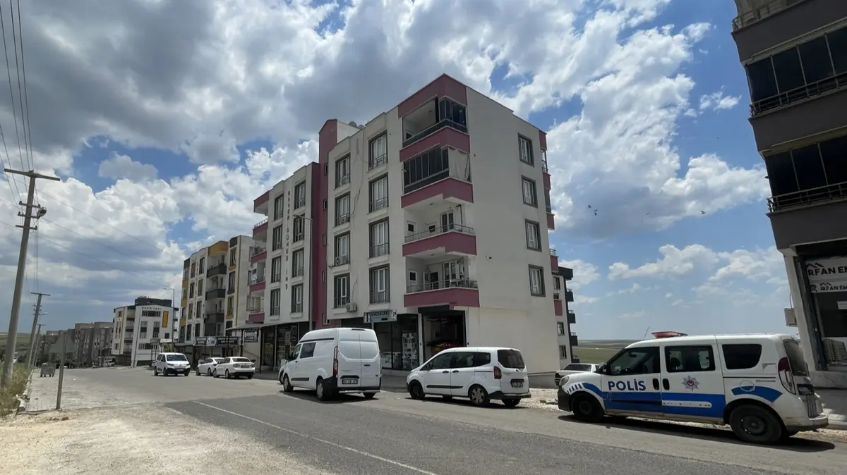 Eşine ve kızına kurşun yağdırdı! Cani baba dehşet saçıp kaçtı