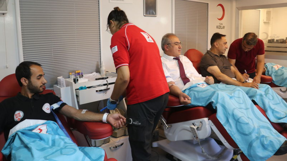 Adana'da muhtarlardan kan bağışına destek
