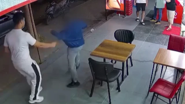 Esenyurt esnafını canından bezdirdi: Alkollü şahsın bıçaklı saldırı girişimi kamerada