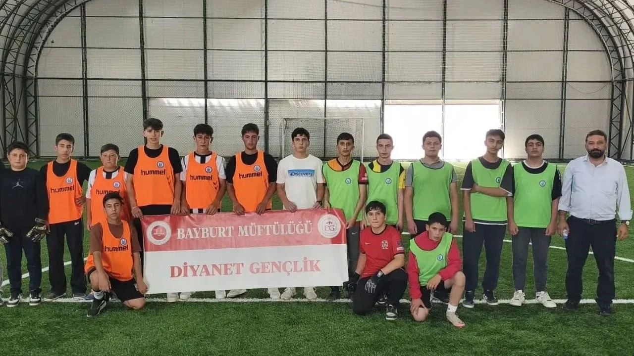 Bayburt'ta kardeşlik turnuvası! Kur'an kursu öğrencileri halı sahada kaynaştı