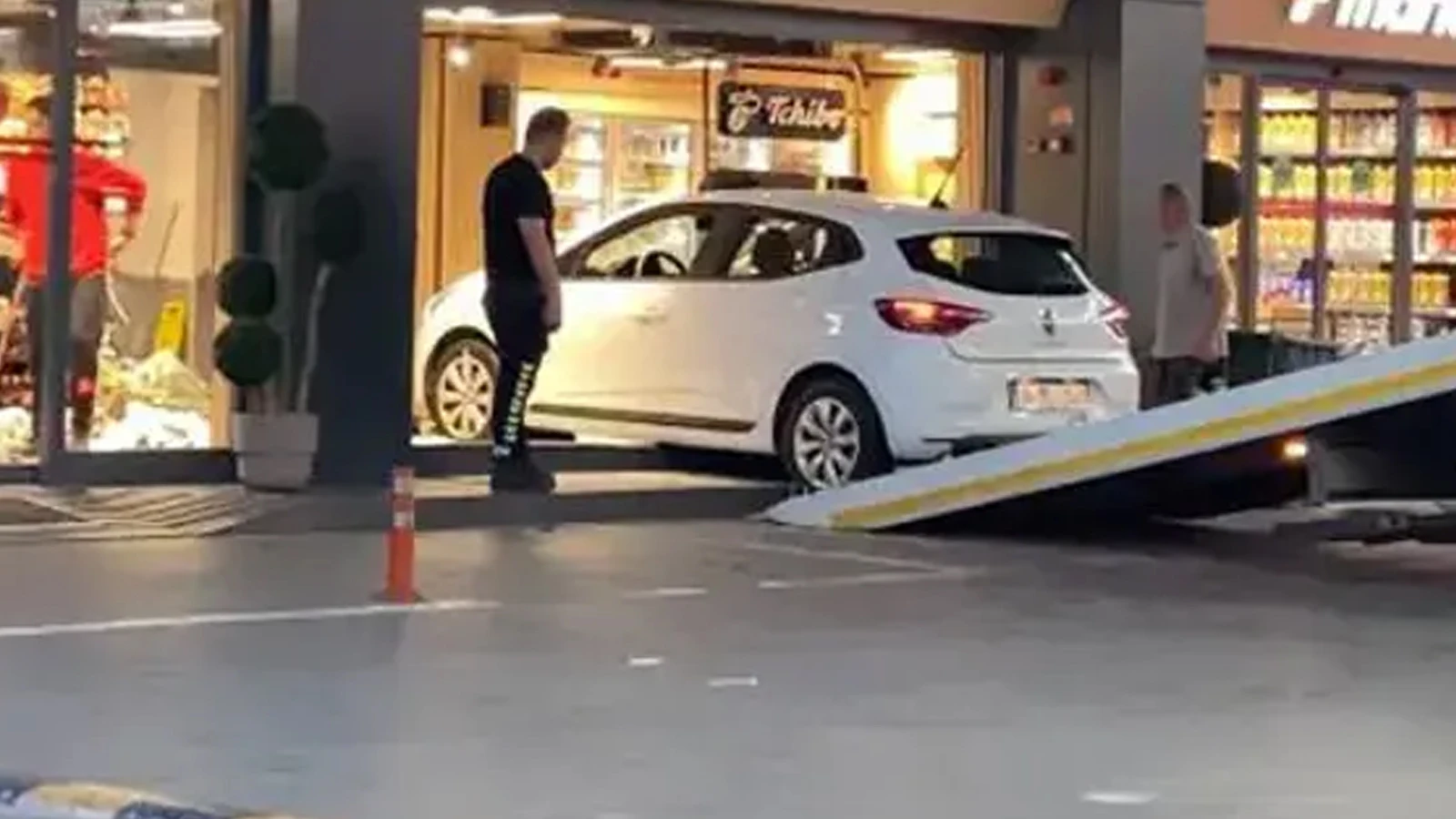İstanbul Bağcılar'da akılalmaz kaza