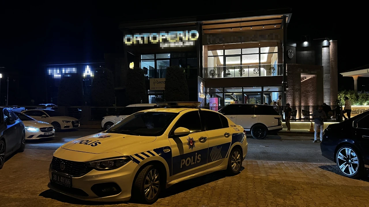 Kafede iki grup birbirine girdi: 1 yaralı