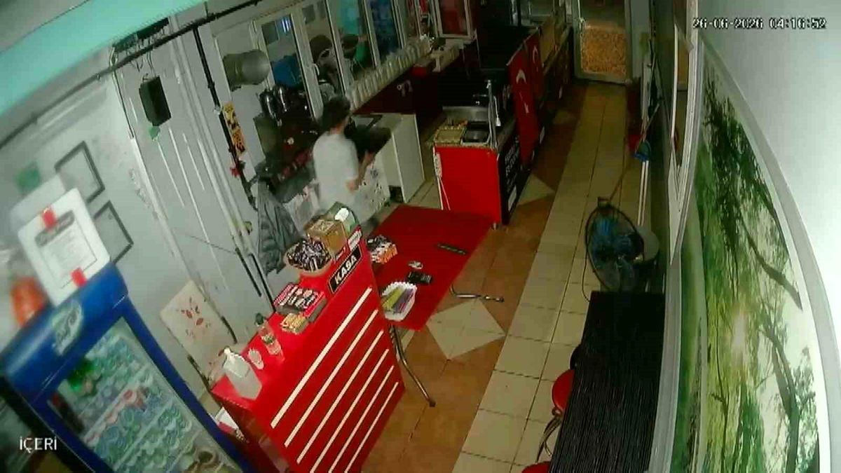 Aynı gün 4 iş yeri, ev ve camiyi hedef alan 16 yaşındaki şüpheli aranıyor