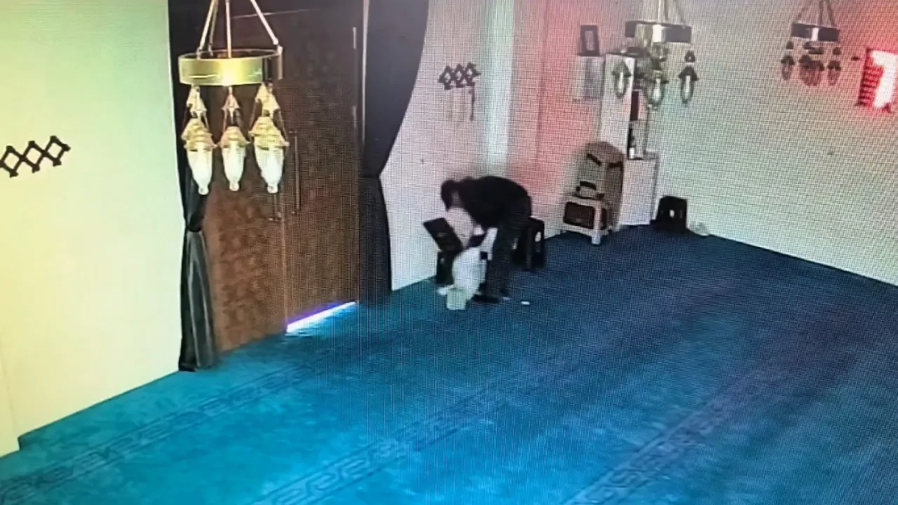 Vicdansız hırsız camide! Yardım kutusunu hedef aldı, kameralara yakalandı