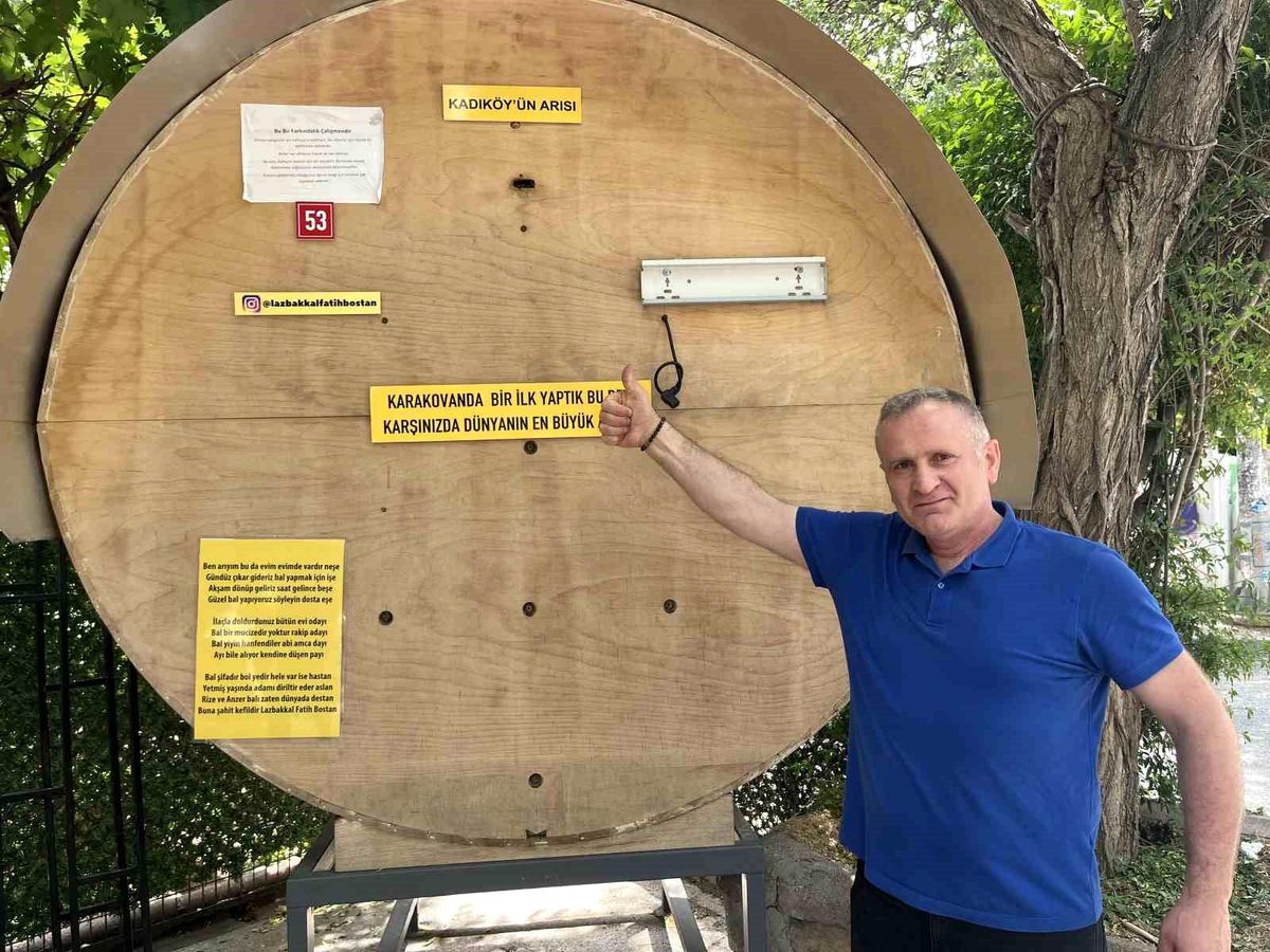 Kadıköy'de ilginç görüntü: Bakkalın önünde dev bal kovanı