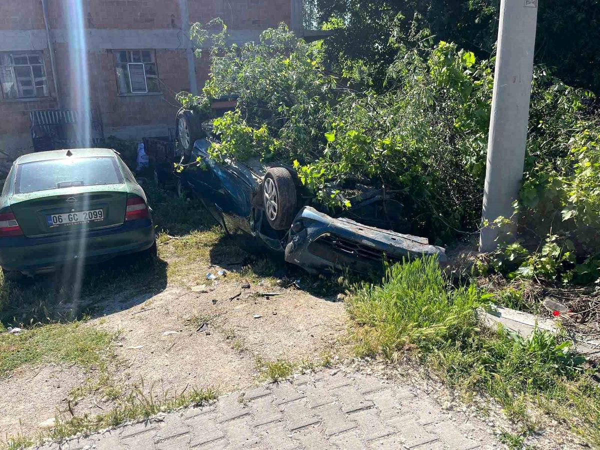Takla atıp bahçeye devrilen otomobilin sürücüsü yaralandı